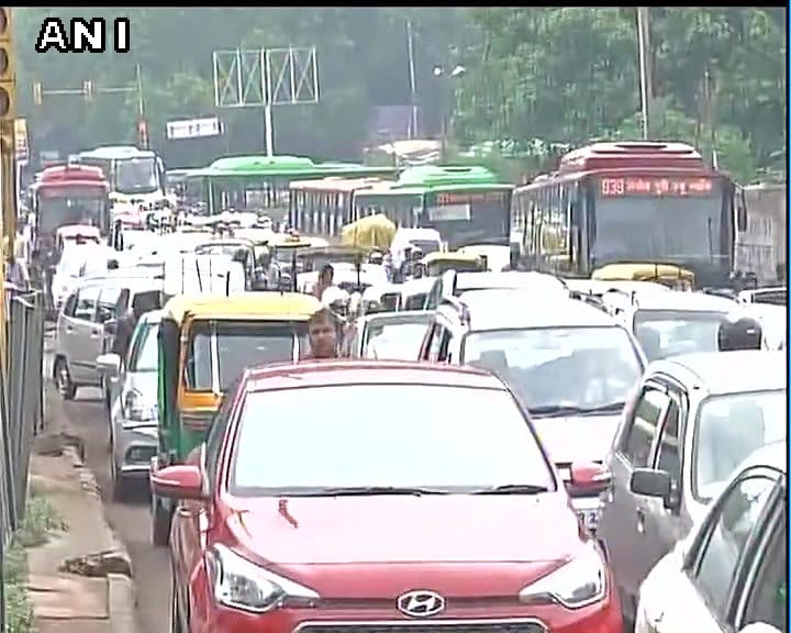 Huge traffic jam in delhi