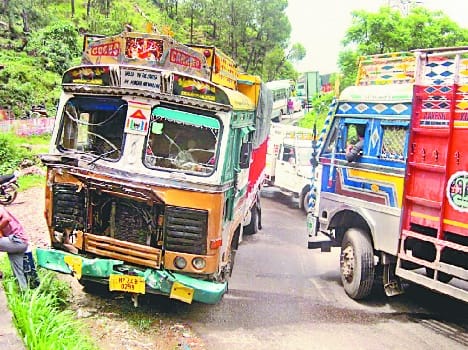 treffic jaam in swarghat dut to truck collapse.