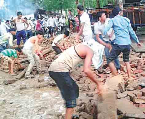 30 injured in wall falling