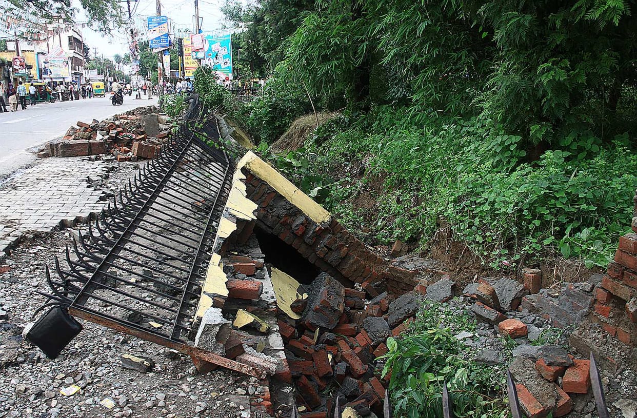 The tree fell in heavy rain and Boundrivol, waterlogging