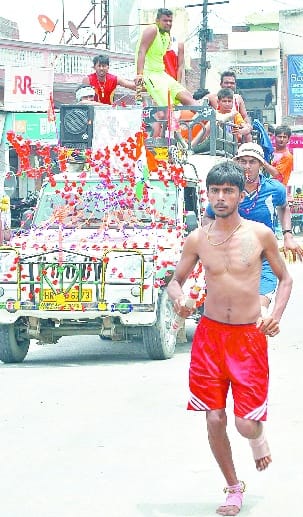 kanwad yatra : shivalyon ki or daude shivbhakt