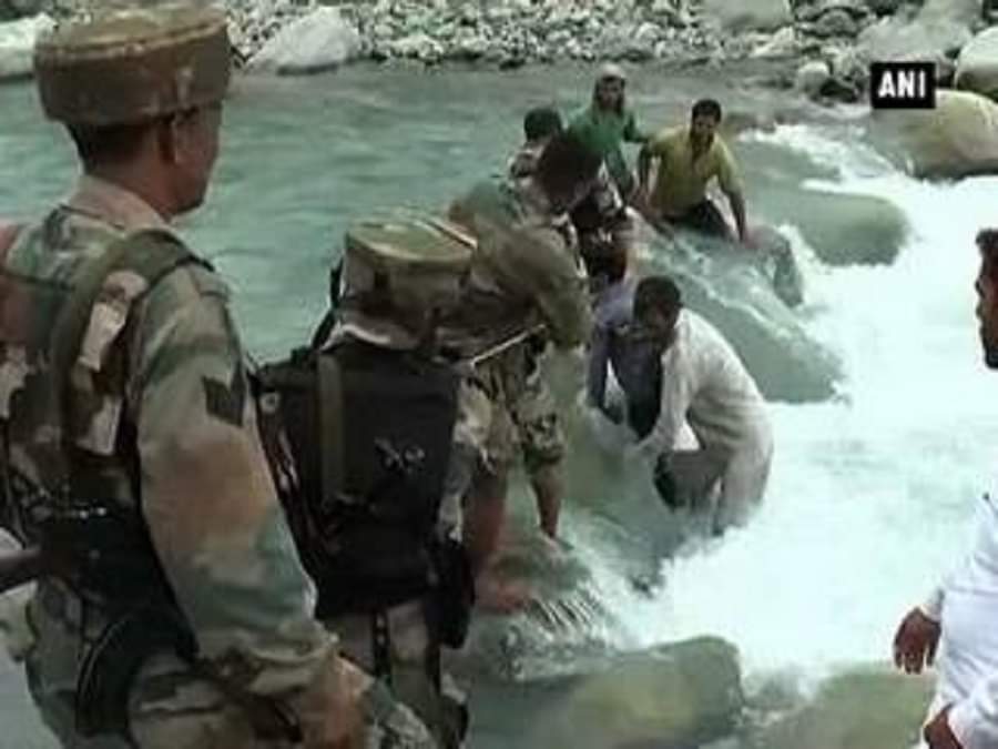 बच्चे को पानी से निकाला