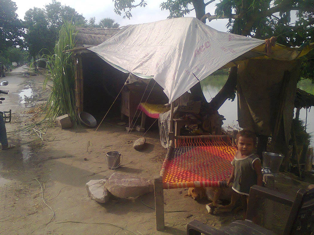 flood affected people took shelter on dams