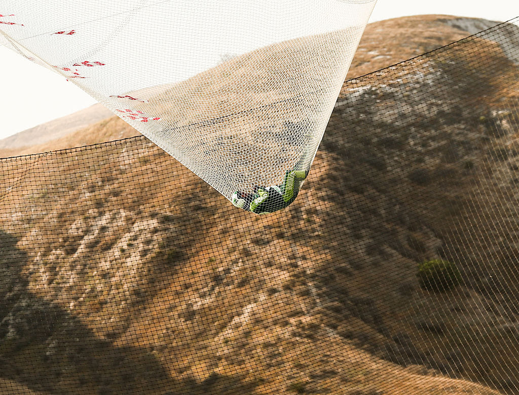 Sky Diver Successfully Jumps From 25,000 Feet Without Parachute Over California desert