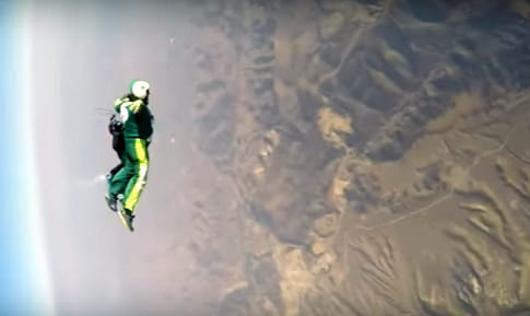 Sky Diver Successfully Jumps From 25,000 Feet Without Parachute Over California desert