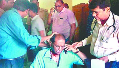 Angry Kanwadians attacks on store, district judge rescued 
