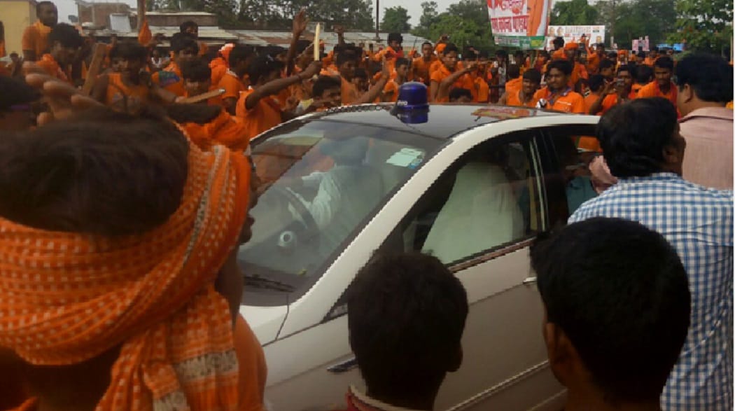 Angry Kanwadians attacks on store, district judge rescued 