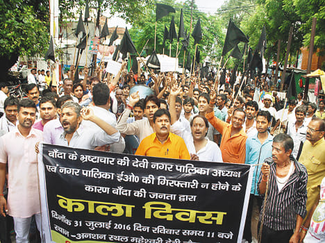 Azam Khan burnt the effigy of corruption and