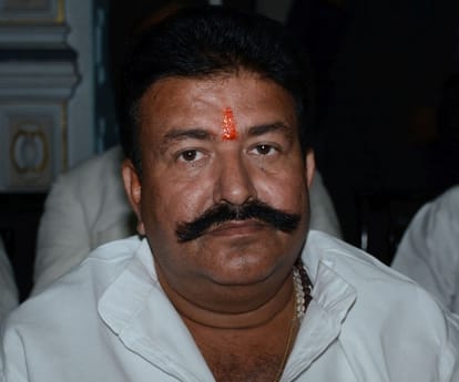 Minister of Uttar Pradesh abuses an officer.