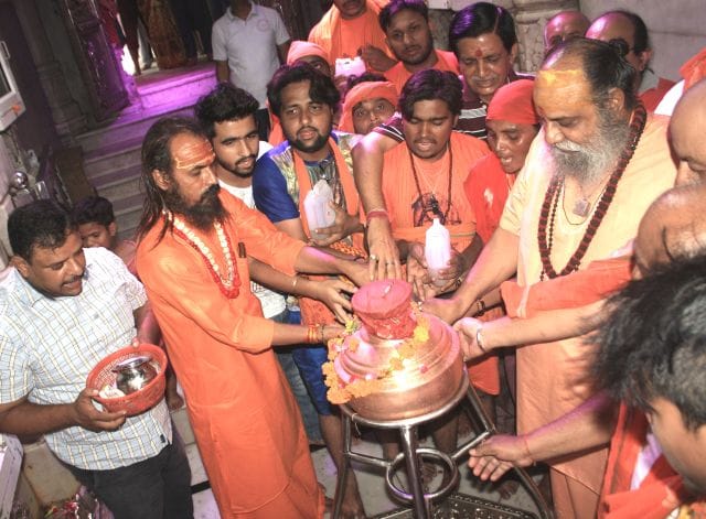 lakhs Kanvdie arrived early Jalabhishek