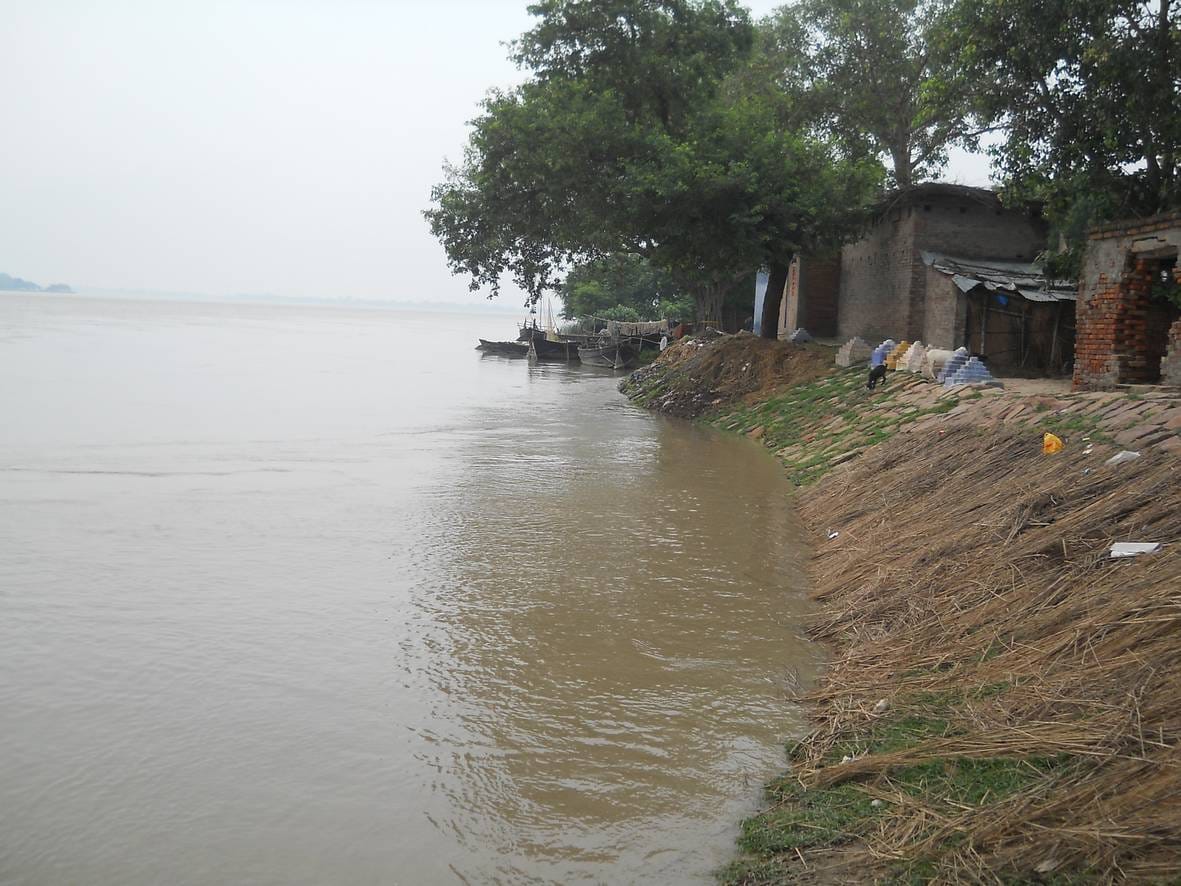 Skirt of several villages surrounded by water
