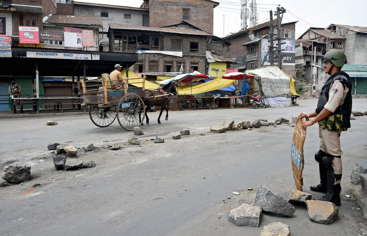 stones hurled at naeem akhtar's cavalcade