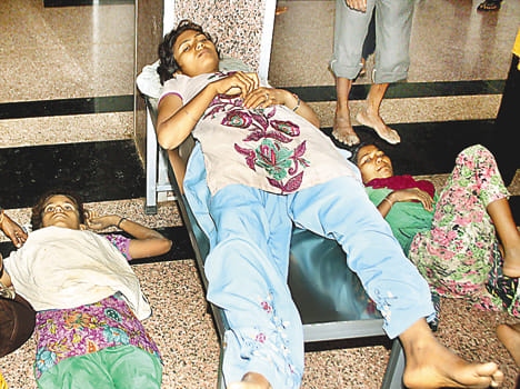 With lightning struck the wall, buried three students injured