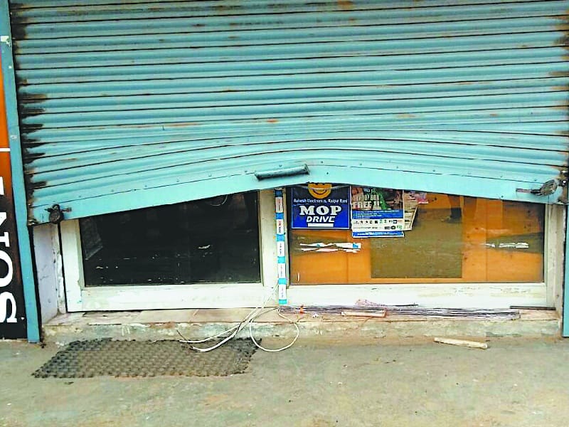 Crime, Raipurrani, Three shop, steal, Shutter broken in raipurrani