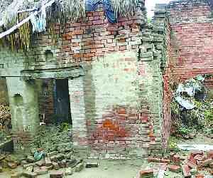 The roof of the house collapsed from Rain, the girl's death