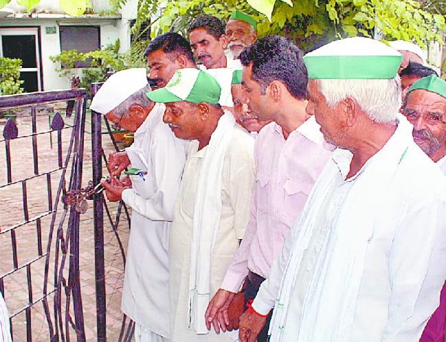BKU dharna at the Collectorate