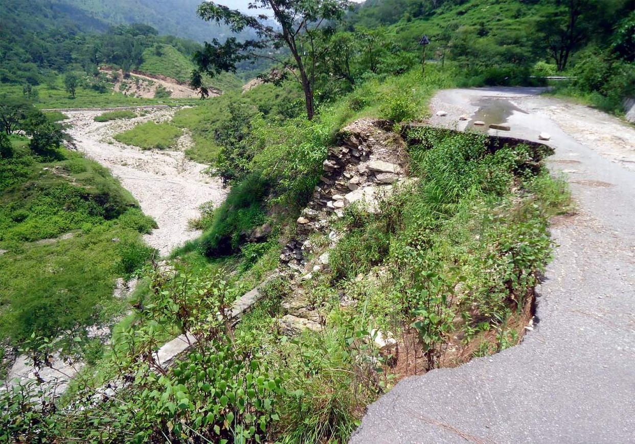Two teenage farm fell into the ditch by subsidence, a death, a wounded