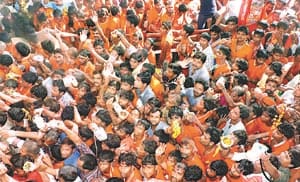 kanvadiye pray to shive in ghusharnathdham