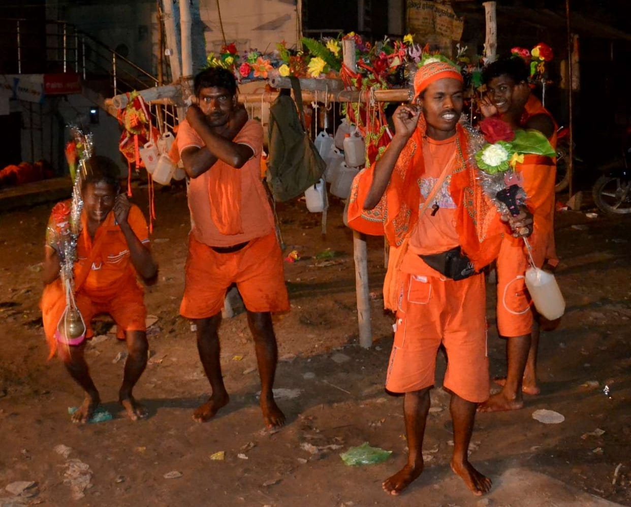 A queue of devotees of Baba Jalabhishek