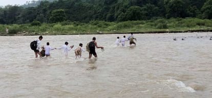 students risking their lives to reach school by crossing a khadd in kangra himachal pradesh