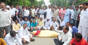 Kidnappers kill modestly , blockade and commotion