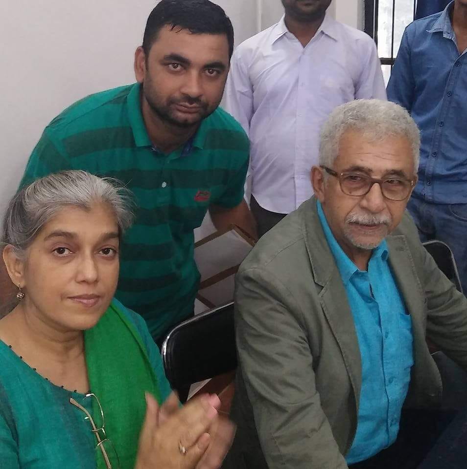 naseeruddin shah reached registrar office with wife ratna pathak shah.