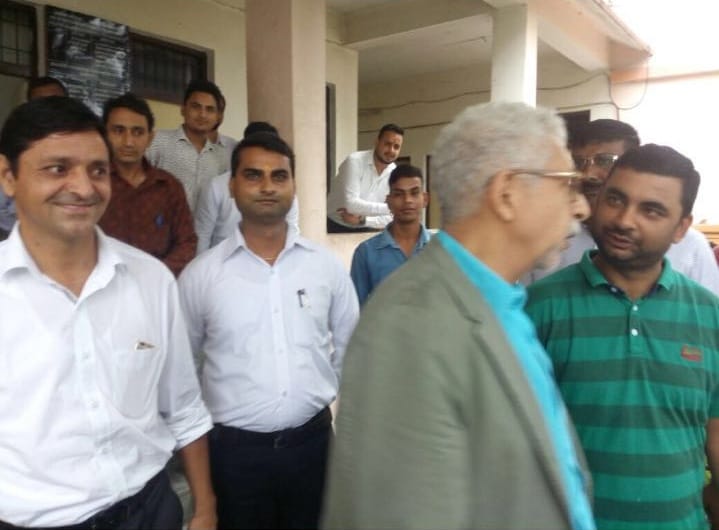 naseeruddin shah reached registrar office with wife ratna pathak shah.