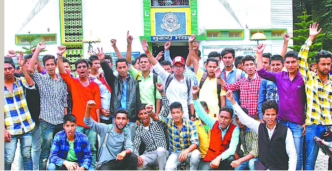 On the issue of college students demonstrated