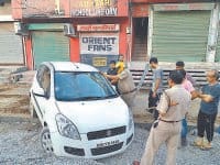 Chaos in Sector 17, two young men leaving the car fled, Kurukshetra
