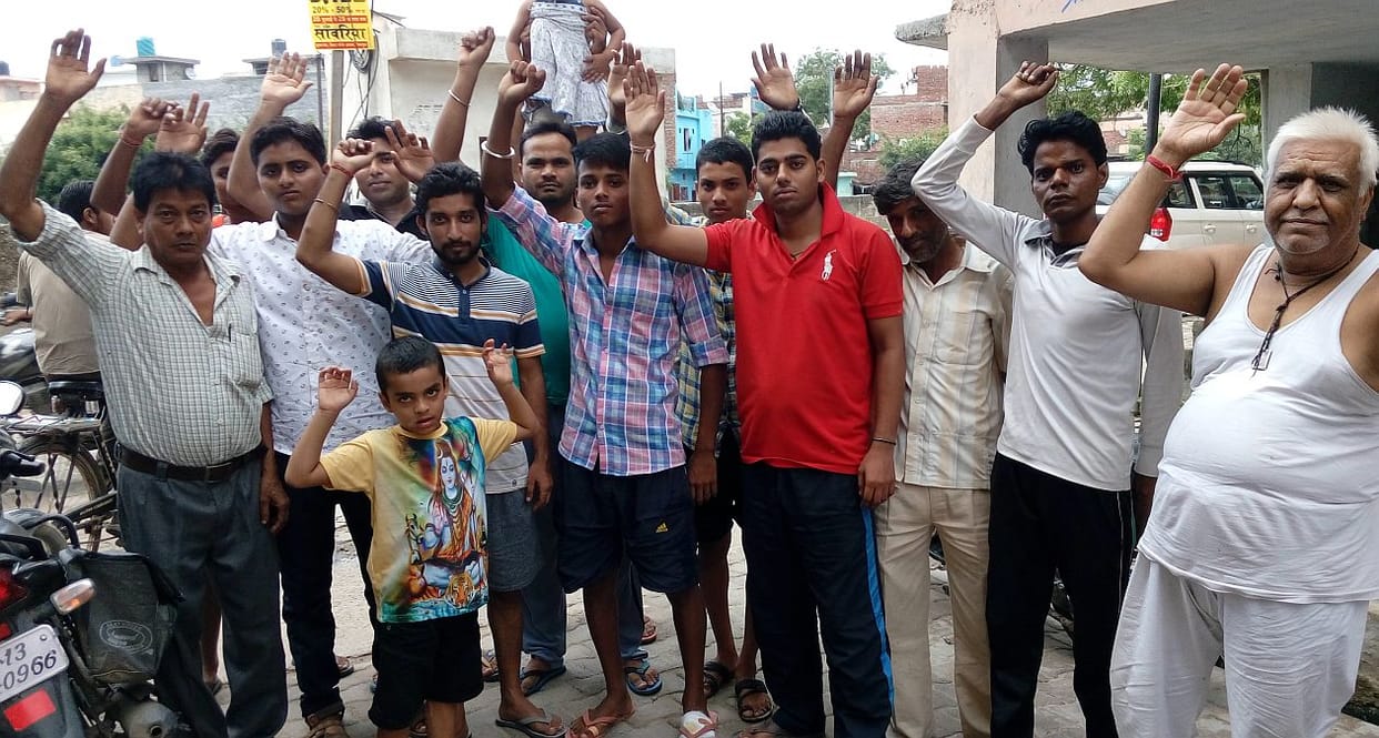 Saroj Nagar People kindled against power cuts.