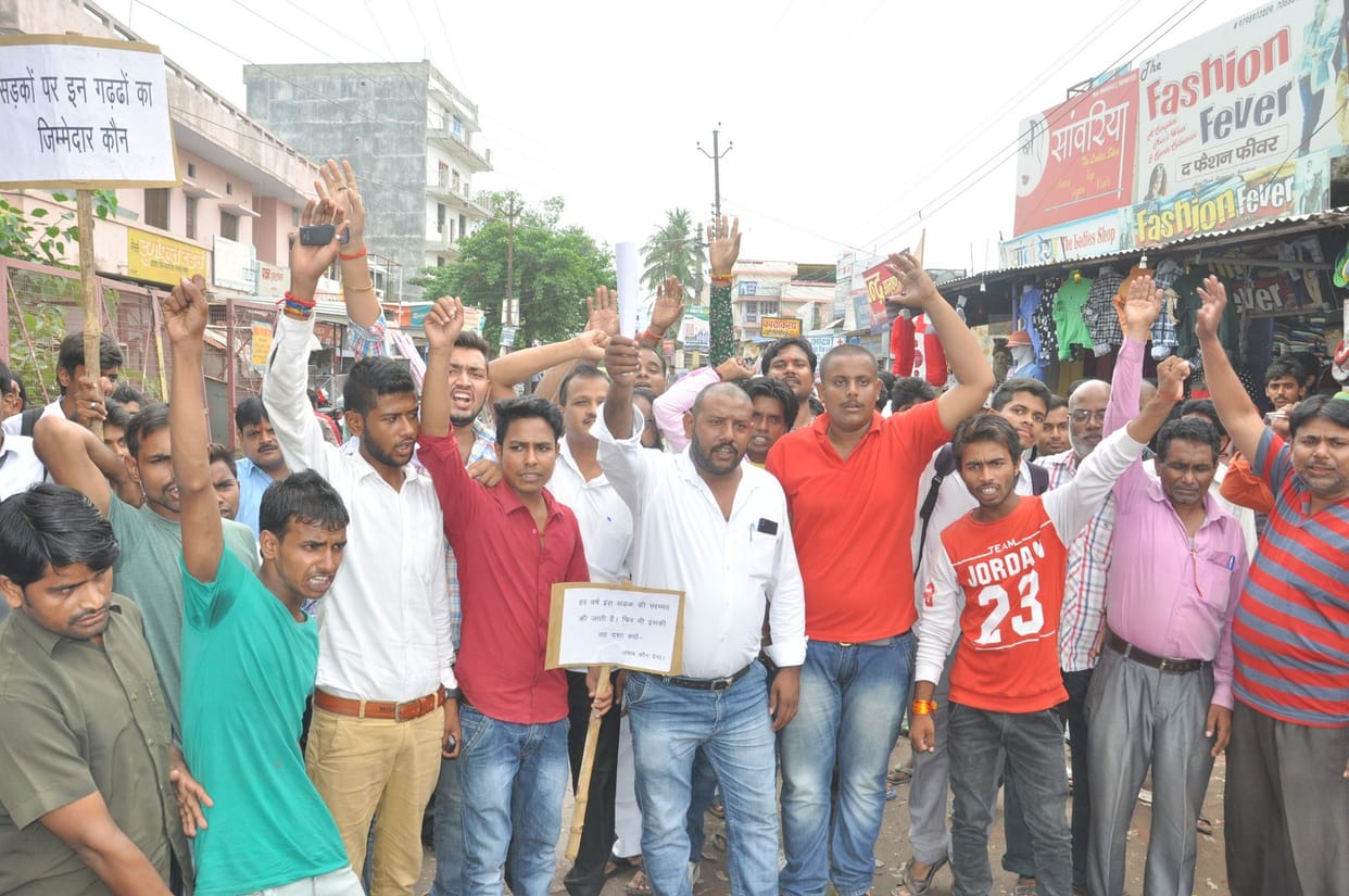 People jaam the road to maintain road