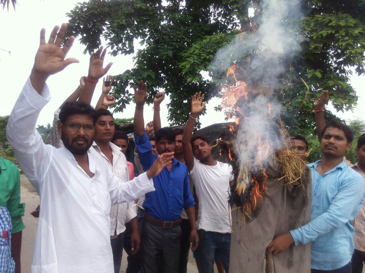 congress burnt effigy of state minister