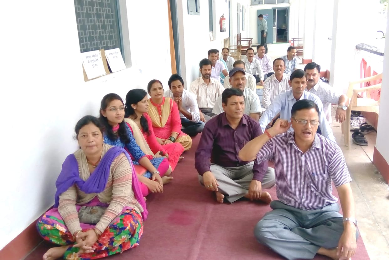 First day proved strike paralyzed work in offices