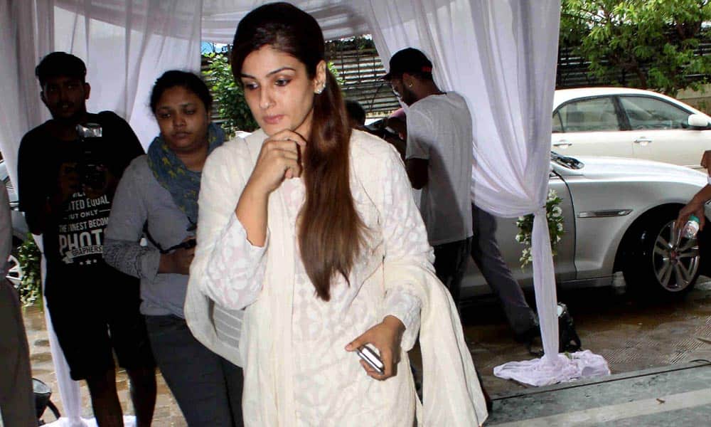 Salman Khan And Raveena tondon breaks down at Rajjat Barjatya's prayer meeting