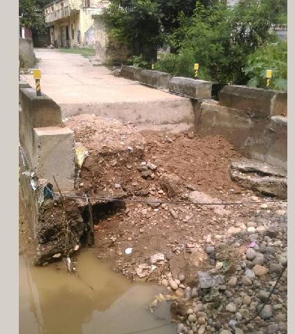 wall fell down with heavy rain
