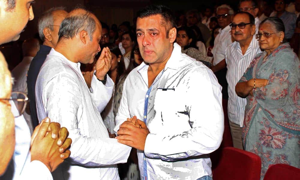 Salman Khan And Raveena tondon breaks down at Rajjat Barjatya's prayer meeting