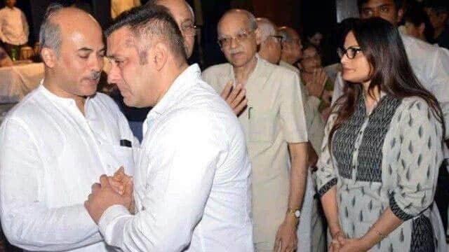 Salman Khan And Raveena tondon breaks down at Rajjat Barjatya's prayer meeting