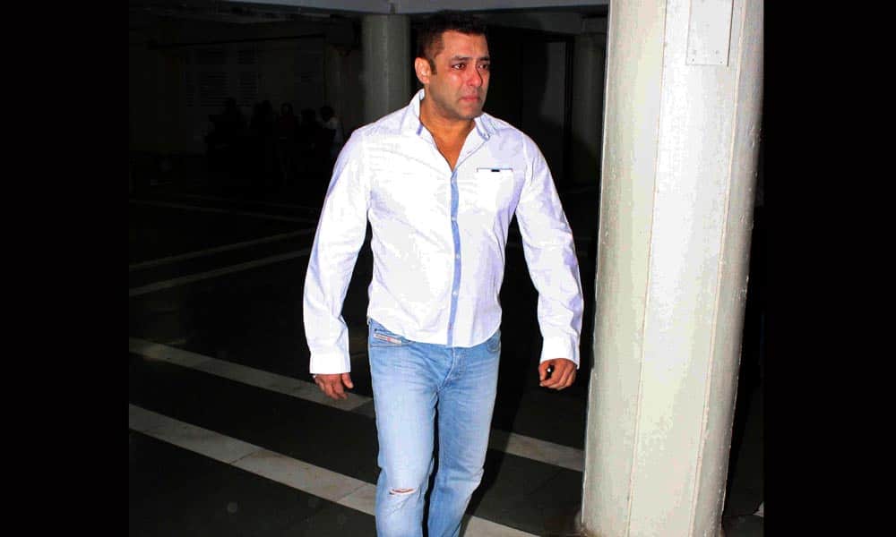 Salman Khan And Raveena tondon breaks down at Rajjat Barjatya's prayer meeting