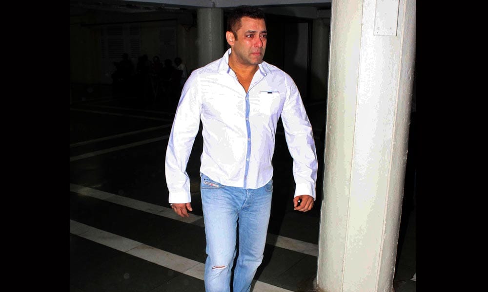 Salman Khan And Raveena tondon breaks down at Rajjat Barjatya's prayer meeting