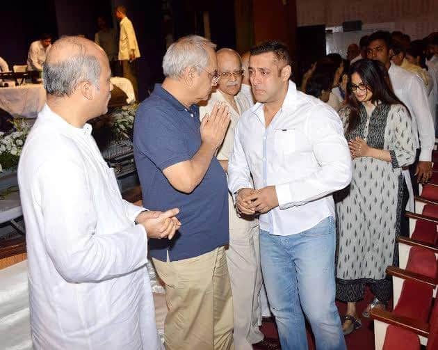 Salman Khan And Raveena tondon breaks down at Rajjat Barjatya's prayer meeting