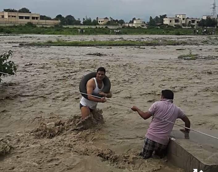 tourist stuck in river flow in dehradun