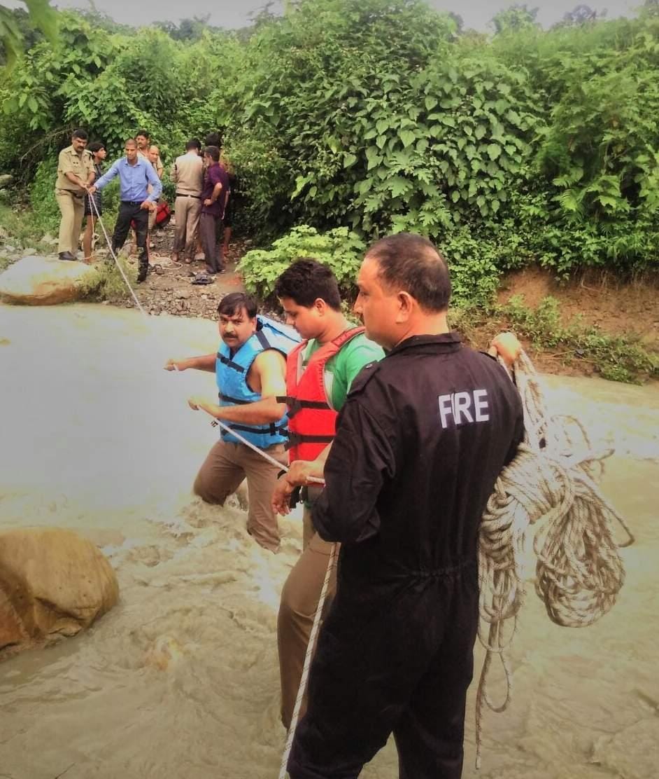 tourist stuck in river flow in dehradun