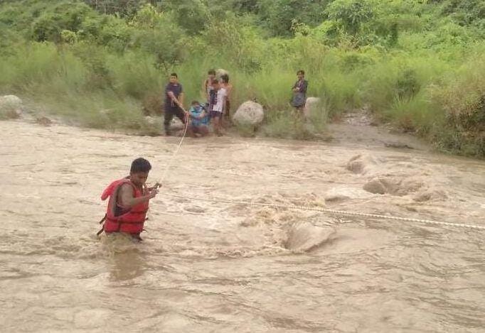 tourist stuck in river flow in dehradun