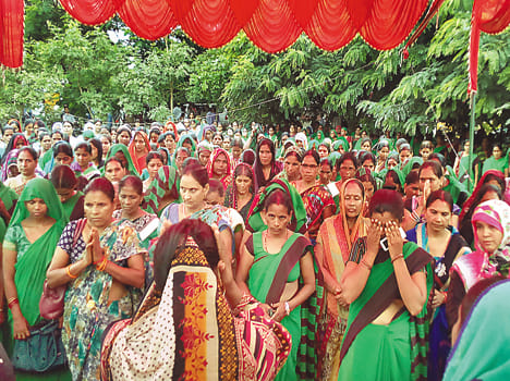 Coming on the protest the death of workers, the commotion