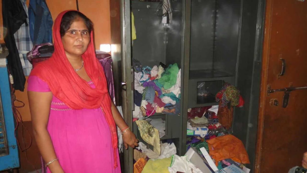 Family hostage Looting of 1.50 lakh