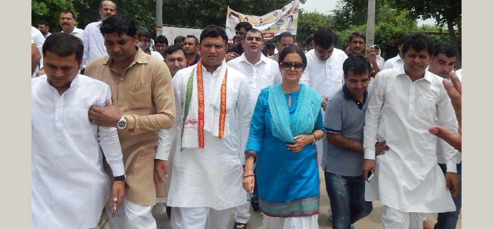 protest in gurgaon against mini secretariat
