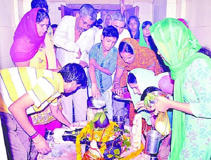 crowd of devotees in the temples on Shivaratri