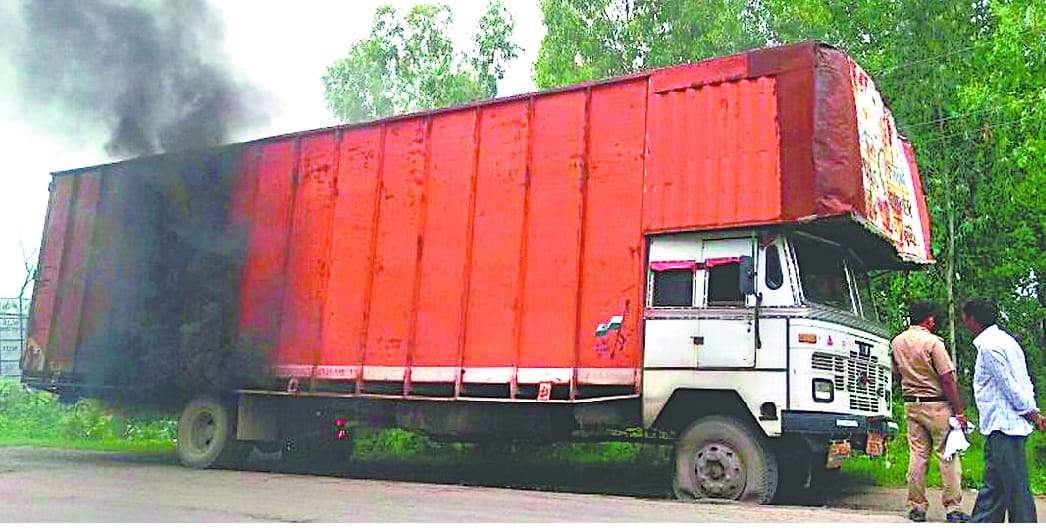 truck cnater collided in noida one dead
