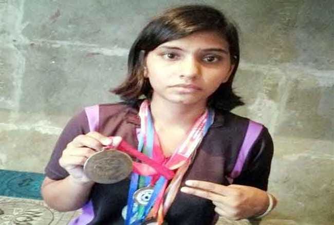 haryana women kabaddi team captain nirmala forced to selling kitchanware in market 