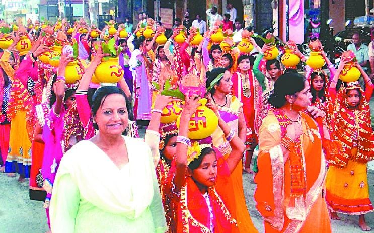 The women took the urn travelu